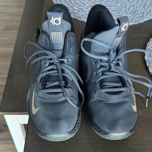 Nike Mens KD Trey 5 VII Basketball Shoes Size 8
Grey/Black/Gold AT1200-003 Kevin